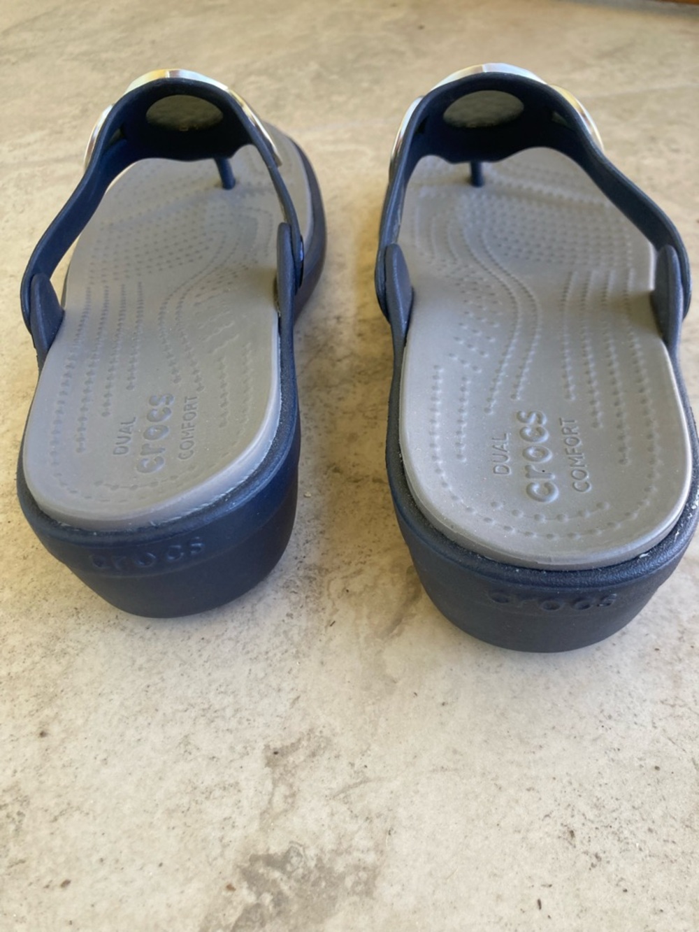 CROCS Navy and Gray Wedge Thong Sandals with Hammered Silver Discs - Picture 7 of 8